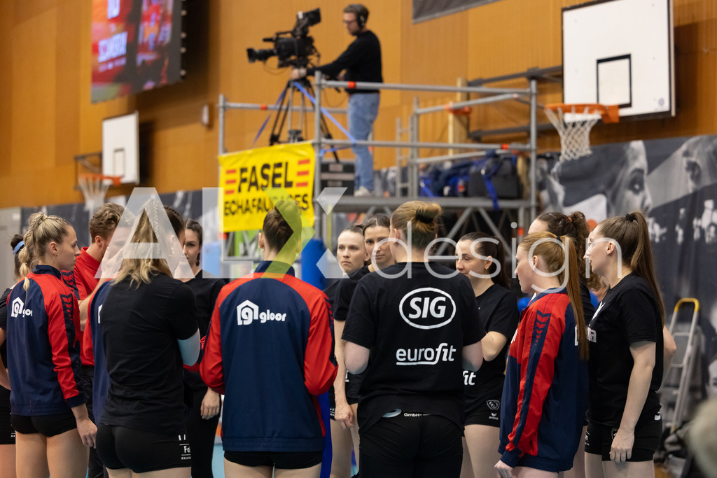 Volleyball I Frauen I Saison 2025-2026 I Volleyball NLA | Women I  Playoffs Finals 1/5 I viteos NUC - VC Kanti Schaffhausen I 06.04.2026 | VC Kanti Schaffhausen - Spielerinnenkreis - Realisiert mit Pictrs.com