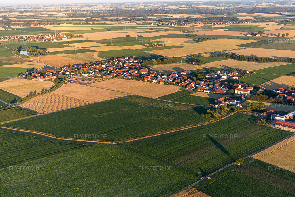 Luftbild:  in Riekofen im Bundesland Bayern in Deutschland. Foto: IMG_133319.jpg vom 03.07.2022 durch Werner Riehm/FLY-FOTO.deGemeinde Riekofen | Gemeinde Riekofen