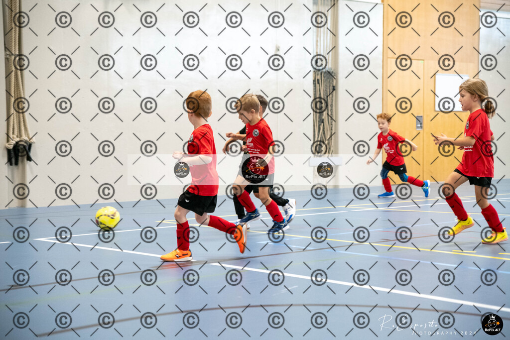 20241124_FCR-Hallenturnier-G_1_017 | Sport und Naturfotografie von Roberto Esposito zeigt echte Momente Bewegung und die Schönheit der Natur. Ausdrucksstarke Bilder schaffen Emotionen.