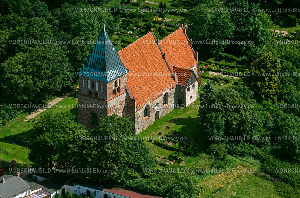 Ruegen12083100SchlossSpyker | Luftbild, Kirche mit historischem Friedhof von Altenkirchen,  Glowe, Insel Rügen, Mecklenburg-Vorpommern, Deutschland, Europa