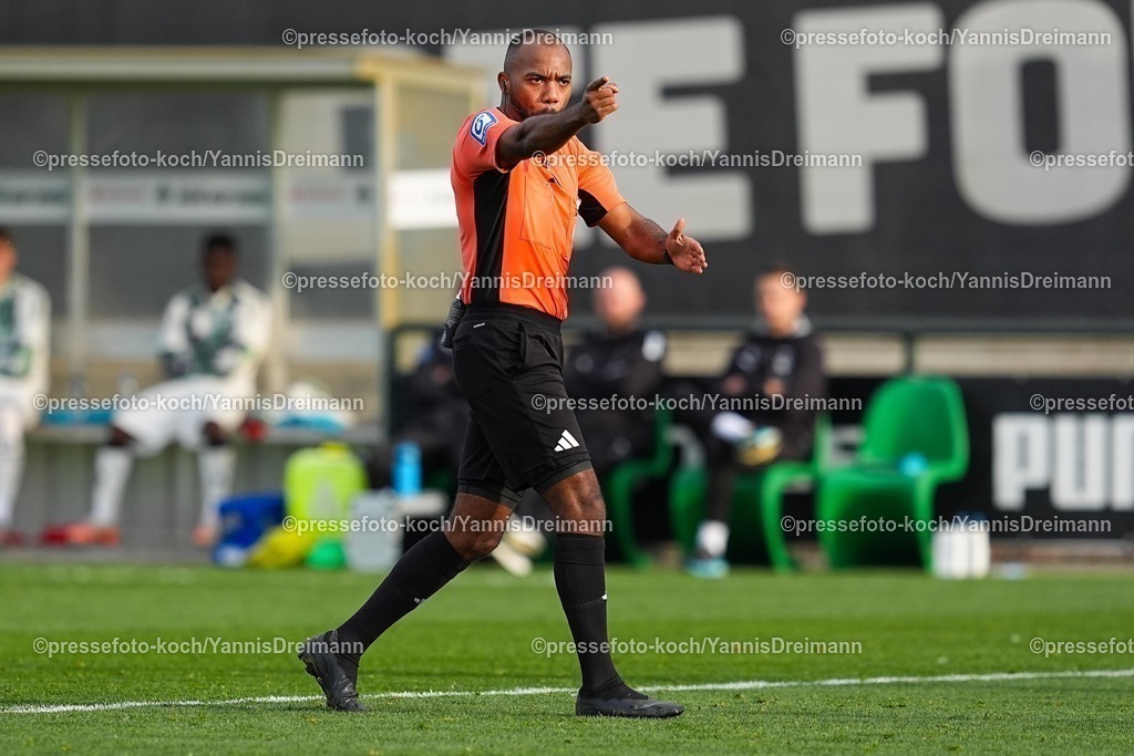 xYDRx13112501113 | 13.11.2025, xydrx, Fußball, Testspiel, Borussia Mönchengladbach - NV Koninklijke Lierse SK, Fohlenplatz am Borussia-Park: Jonah Besong (Schiedsrichter) entscheidet auf Elfmeter