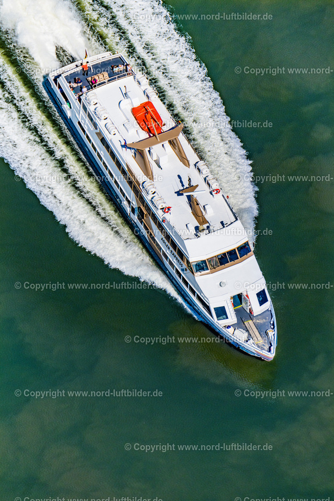 Adler_Express_Adler_Schiffe_ELS_8251130822 | NORDSTRAND 13.08.2022 Passagier- und Fahrgastschiff " Adler Express " in voller Fahrt nähe der Halbinsel Nordstrand im Wattenmeer im Bundesland Schleswig-Holstein, Deutschland. Weiterführende Informationen bei: Adler-Schiffe GmbH &amp; Co. KG. // Passenger ship "Adler Express" at full speed near the peninsula Nordstrand in the Wadden Sea in the state Schleswig-Holstein, Germany. Further information at: Adler-Schiffe GmbH &amp; Co. KG. Foto: Martin Elsen