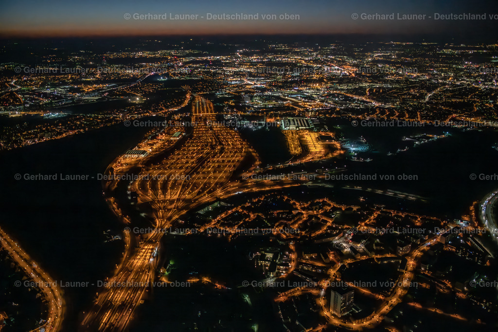 3901447 | NüRNBERG 21.08.2021 Schienen- und Gleisstrecken auf den Abstellgleisen und Rangierstrecken des Rangierbahnhofes und Güterbahnhofes der Deutschen Bahn in Nürnberg im Bundesland Bayern. // Marshalling yard and freight station of the Deutsche Bahn in Nuernberg in the state Bavaria. bahn.de. Foto: Gerhard Launer, Nachtaufnahme