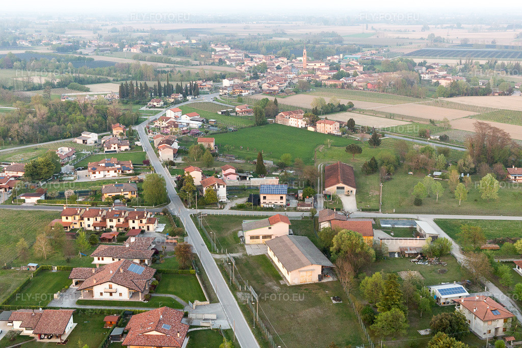 Vue aérienne: Vue de la ville à Domanins dans le département Frioul-Vénétie Julienne, Italie. Photo: IMG_099006.jpg prise le 08/04/2017 par Werner Riehm/FLY-FOTO.eu – Résolution de l'original: 5472 x 3648 px