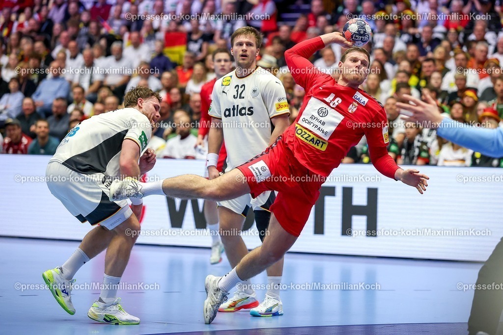 EHF17012602023 | 17.01.2026, Handball, Men's EHF EURO 2026, Deutschland - Serbien, Jyske Bank Boxen in Herning, Dänemark, Preliminary Round:  Dragan Pechmalbec (Serbien #46) im Zweikampf gegen   Johannes Golla (Germany #04)  Franz Semper (Germany #32) 