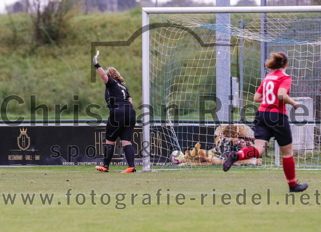 2023-10-07_021_FC_Langengeisling_gegen_MTV_Diessen_Ammersee | Erding, Deutschland, 07.10.2023:
Fußball, Bezirksoberliga 2023 / 2024, 6. Spieltag, FC Langengeisling gegen MTV Diessen/Ammersee, Endergebnis: 0:3

Torfrau Larissa Müske (MTV Diessen/Ammersee, #1)

Foto: Christian Riedel / fotografie-riedel.net