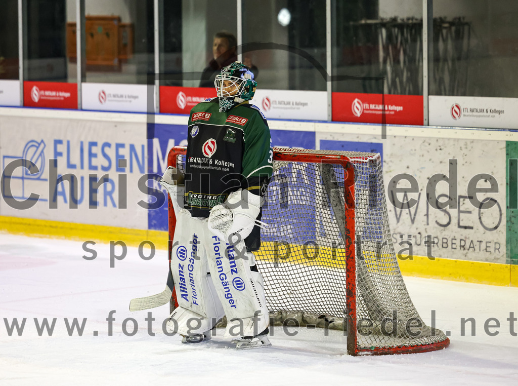 2022-11-06_001_TSV_Erding_gegen_EHC_Koenigsbrunn | Erding, Deutschland, 06.11.2022:
Eishockey, Bayernliga 2022 / 2023, 11. Spieltag, TSV Erding gegen EHC Königsbrunn, Endergebnis: 1:7

Torwart Thomas Hingel (Erding Gladiators, #33)

Foto: Christian Riedel / fotografie-riedel.net
