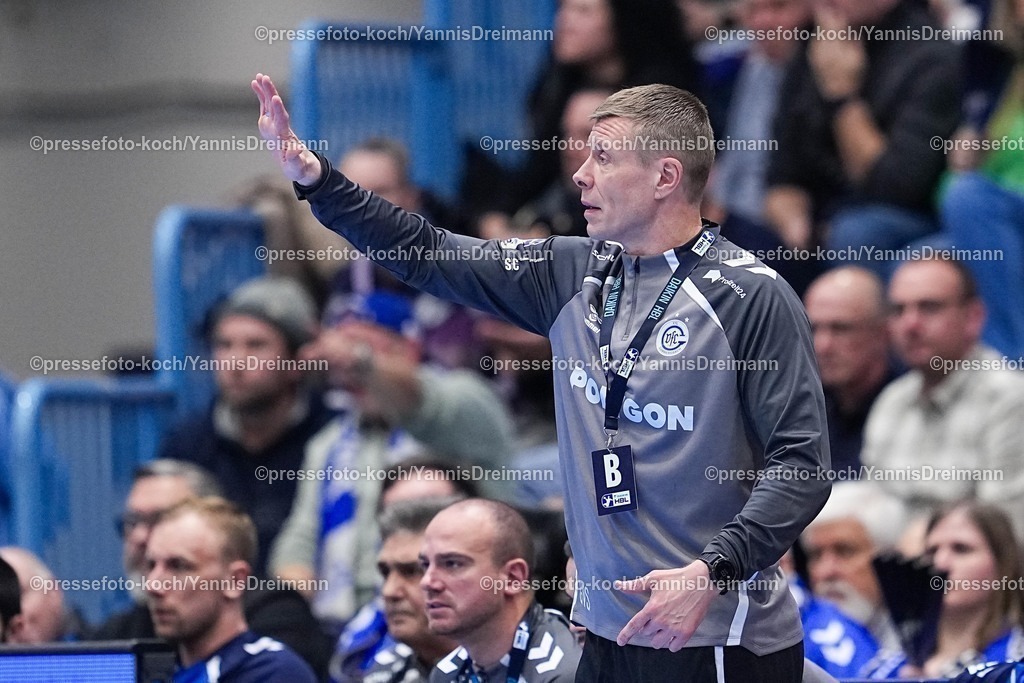 xYDRx14122501071 | 14.12.2025, xydrx, Handball, 1.HBL, VfL Gummersbach - SC Magdeburg, Schwalbe-Arena: Gudjon Valur Sigurdsson (Cheftrainer VfL Gummersbach) gestikulierend Photo: xYannisxDreimannxPressefotoKochx