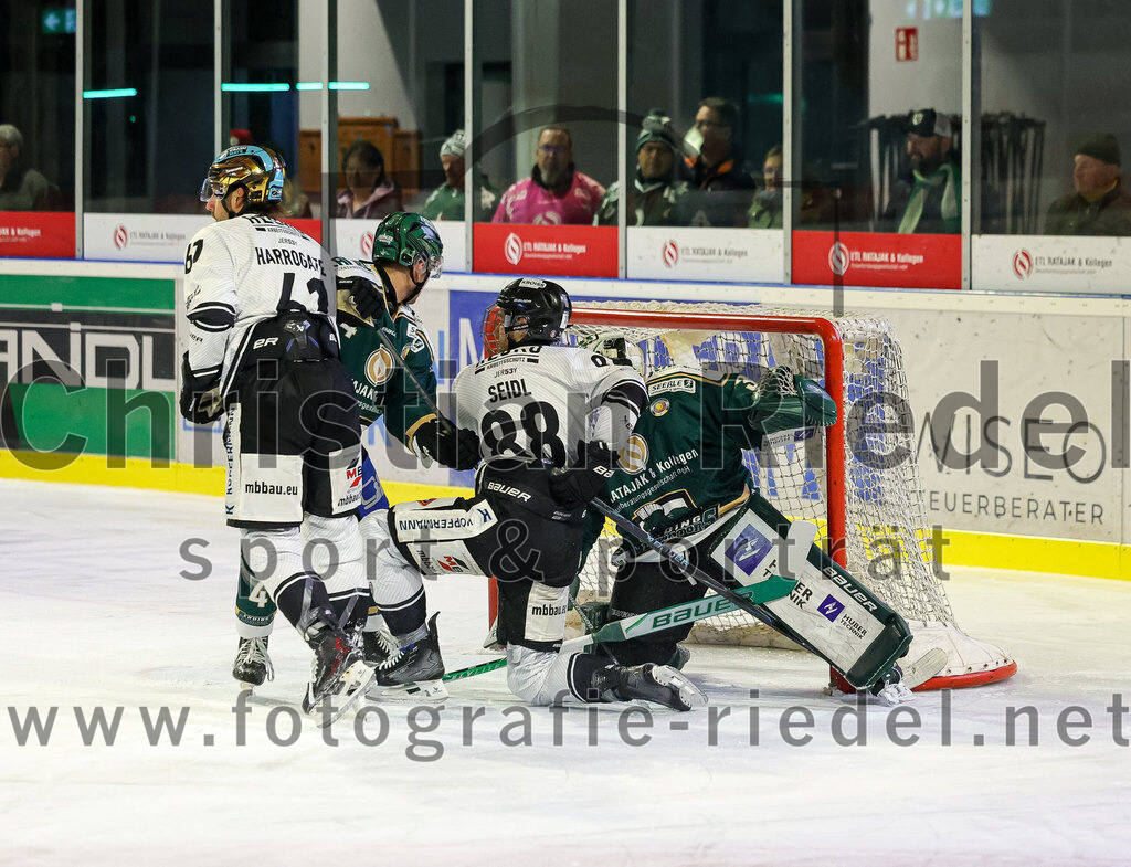 2025-11-25_043_TSV_Erding_gegen_EHF_Passau_Black_Hawks | Erding, Deutschland, 25.11.2025:Eishockey, Oberliga Süd 2025 / 2026, 20. Spieltag, TSV Erding gegen EHF Passau Black Hawks, Endergebnis: 2:3 n.V.Brendan Harrogate (EHF Passau Black Hawks, #61), Jesse Kauhanen (Erding Gladiators, #4), David Seidl (EHF Passau Black Hawks, #88), Torwart Leon Meder (Erding Gladiators, #39)Foto: Christian Riedel / fotografie-riedel.net