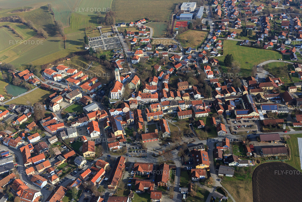 Luftbild: Dorfkern mit Kirche Maria Himmelfahrt in Bad Birnbach im Bundesland Bayern in Deutschland. Foto: IMG_095998.jpg vom 29.12.2016 durch Werner Riehm/FLY-FOTO.de