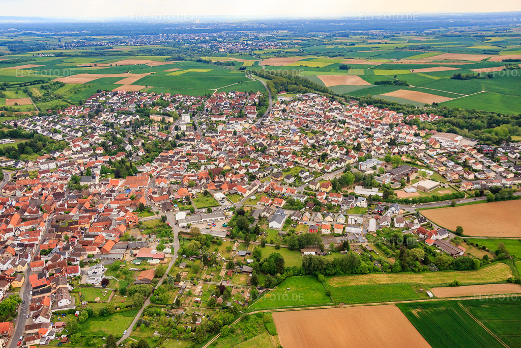 Luftbild: Ortsansicht von Norden im Ortsteil Ostheim in Nidderau im Bundesland Hessen in Deutschland. Foto: IMG_088841.jpg vom 20.05.2016 durch Werner Riehm/FLY-FOTO.de