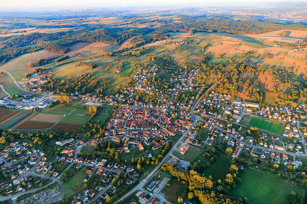 Aerial view: View of the town from the east in Wœrth in the state Bas-Rhin, France. – Photo: IMG_111621.jpg taken on 09/16/2018 by Werner Riehm/FLY-FOTO.com – Resolution of the original: 5472 x 3648 px