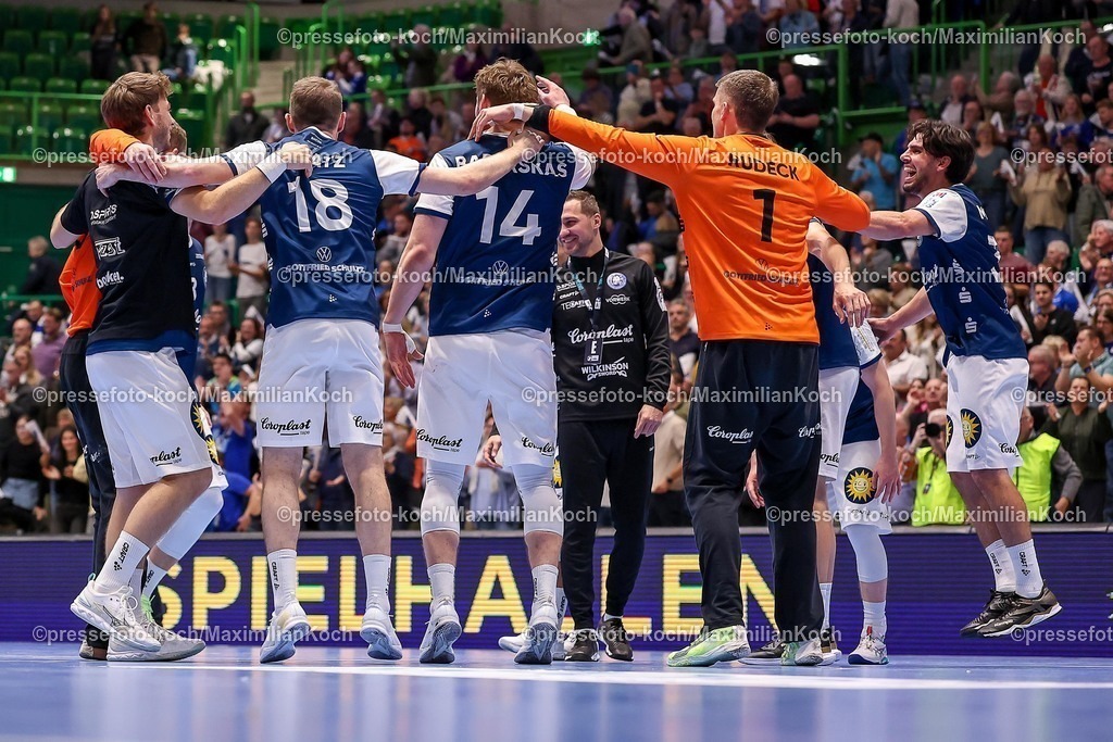 BHC05112501235 | 05.11.2025, Handball, Achtelfinale DHB-Pokal, Bergischer HC - TSV Hannover-Burgdorf, Unihalle Wuppertal: Abschlussjubel nach dem Sieg des BHC gegen Hannover mit 40:38 in der zweiten Verlängerung. 