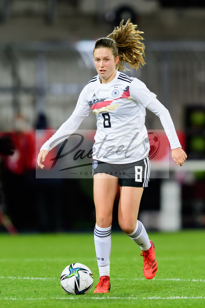 GERTUR20211126_136 | Fussball, Frauen: Jana Feldkamp (Germany) in Aktion, am Ball, Einzelaktion bei dem Spiel der WM-Qualifikation zwischen Deutschland und Tuerkei im Eintracht-Stadion am 26.11.2021 in Braunschweig, Deutschland. - Realisiert mit Pictrs.com
