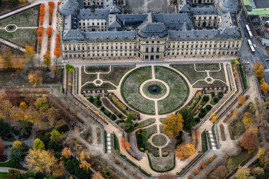 3808552 | Würzburger Residenz ist ein barocker Schlossbau am Rande der Innenstadt von Würzburg, der 1720 begonnen wurde und bis 1744 vollendet war.