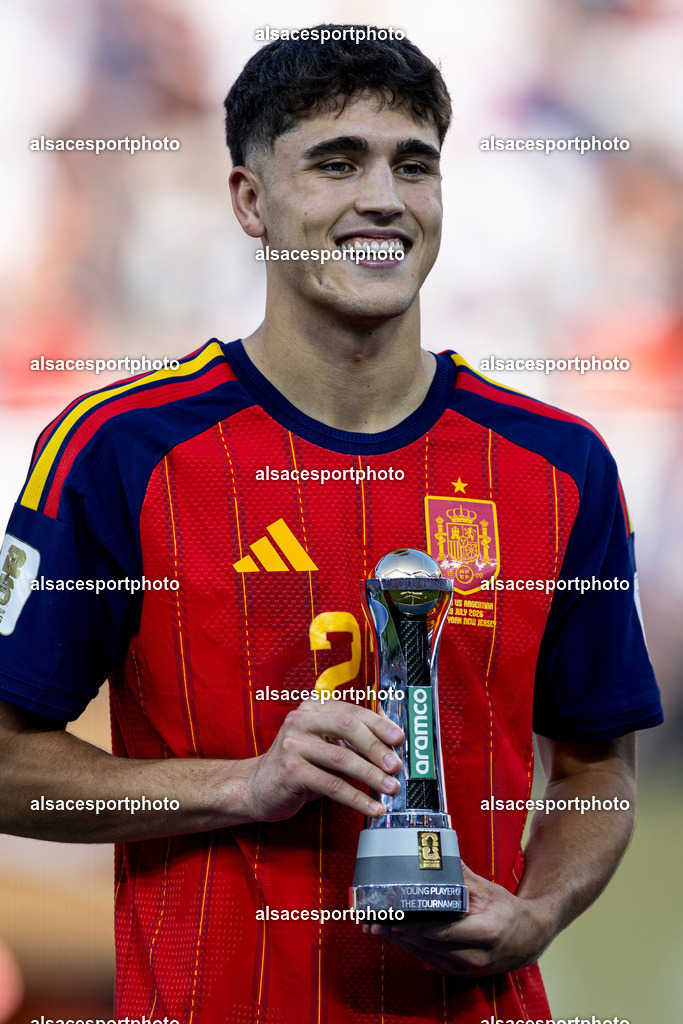 FOOTBALL : Argentine vs Espagne – Finale de la Coupe du Monde FIFA 2026. New York New Jersey Stadium, East Rutherford, New Jersey, États-Unis. 19/07/2026. | Pau Cubarsí reçoit le prix du Meilleur Jeune Joueur de la Coupe du Monde de la FIFA 2026 lors de la cérémonie de remise des prix organisée après la finale remportée par l'Espagne face à l'Argentine au New York New Jersey Stadium, à East Rutherford (New Jersey), le 19 juillet 2026, aux États-Unis.