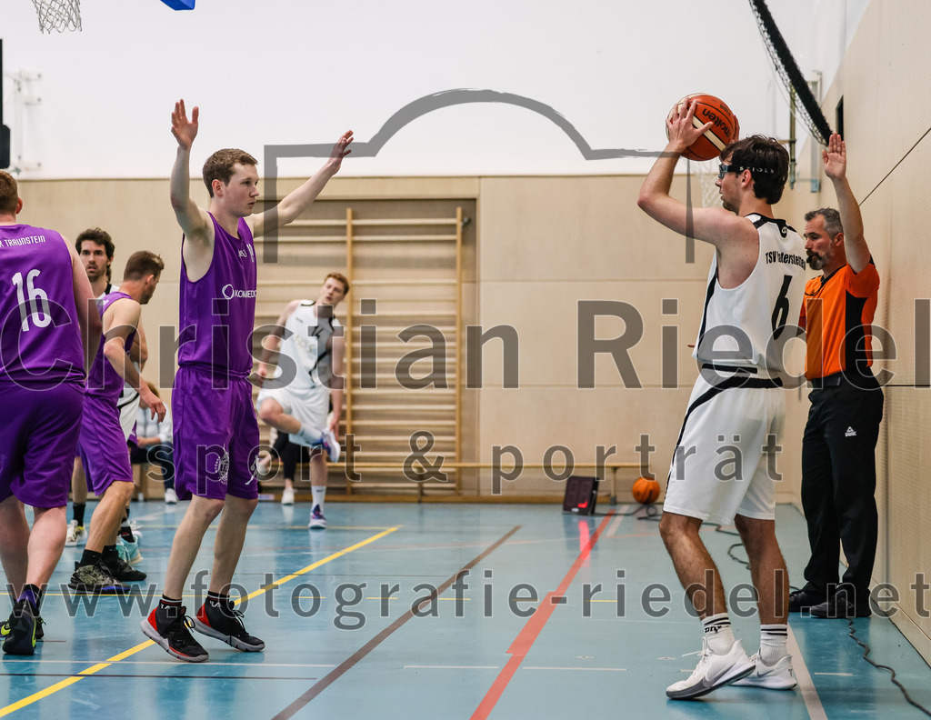 2022-05-01_059_TSV_Vaterstetten_gegen_DJK_Traunstein | Vaterstetten, Deutschland, 01.05.2022:
Basketball, Aufstiegsrunde zur Bayernliga 2021 / 2022, 5. Spieltag, TSV Vaterstetten gegen DJK Traunstein, Endergebnis: 87:79

A. Schatz (DJK Traunstein, #19), Maximilian Rothe (TSV Vaterstetten, #6)

Foto: Christian Riedel / fotografie-riedel.net