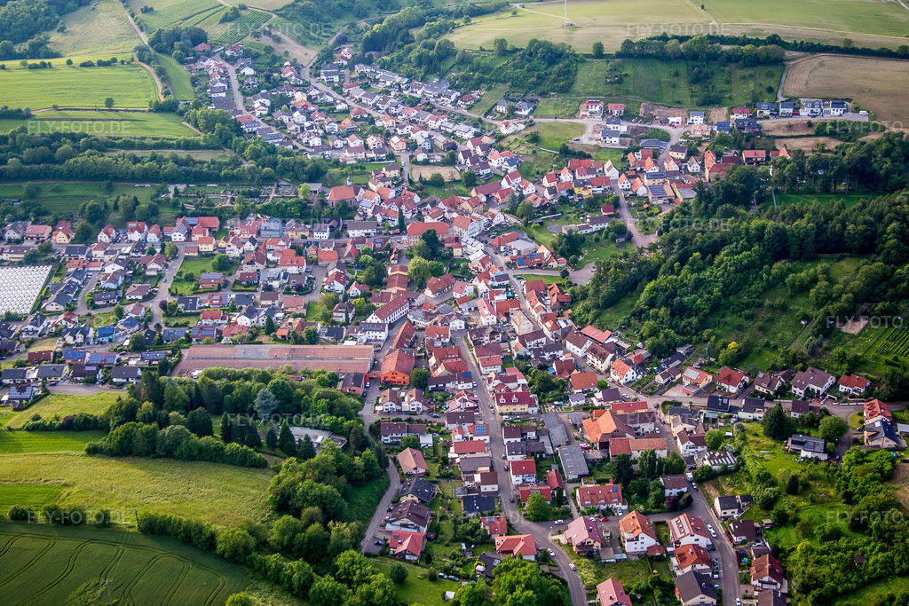 Luftbild: Dorfansicht im Ortsteil Tairnbach in Mühlhausen im Bundesland Baden-Württemberg in Deutschland. Foto: IMG_089374.jpg vom 10.06.2016 durch Werner Riehm/FLY-FOTO.de
