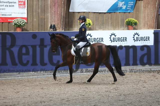 Reutlingen_2023_Prfg.Nr.10_Pony-Dressur-Master_Kür_Mila Seiderer_Dreisatz (6) | Alle Fotos der Reiterjournal Fotografin Doris Matthaes im Reiterjournal Online-Fotoshop. - Realizado com Pictrs.com