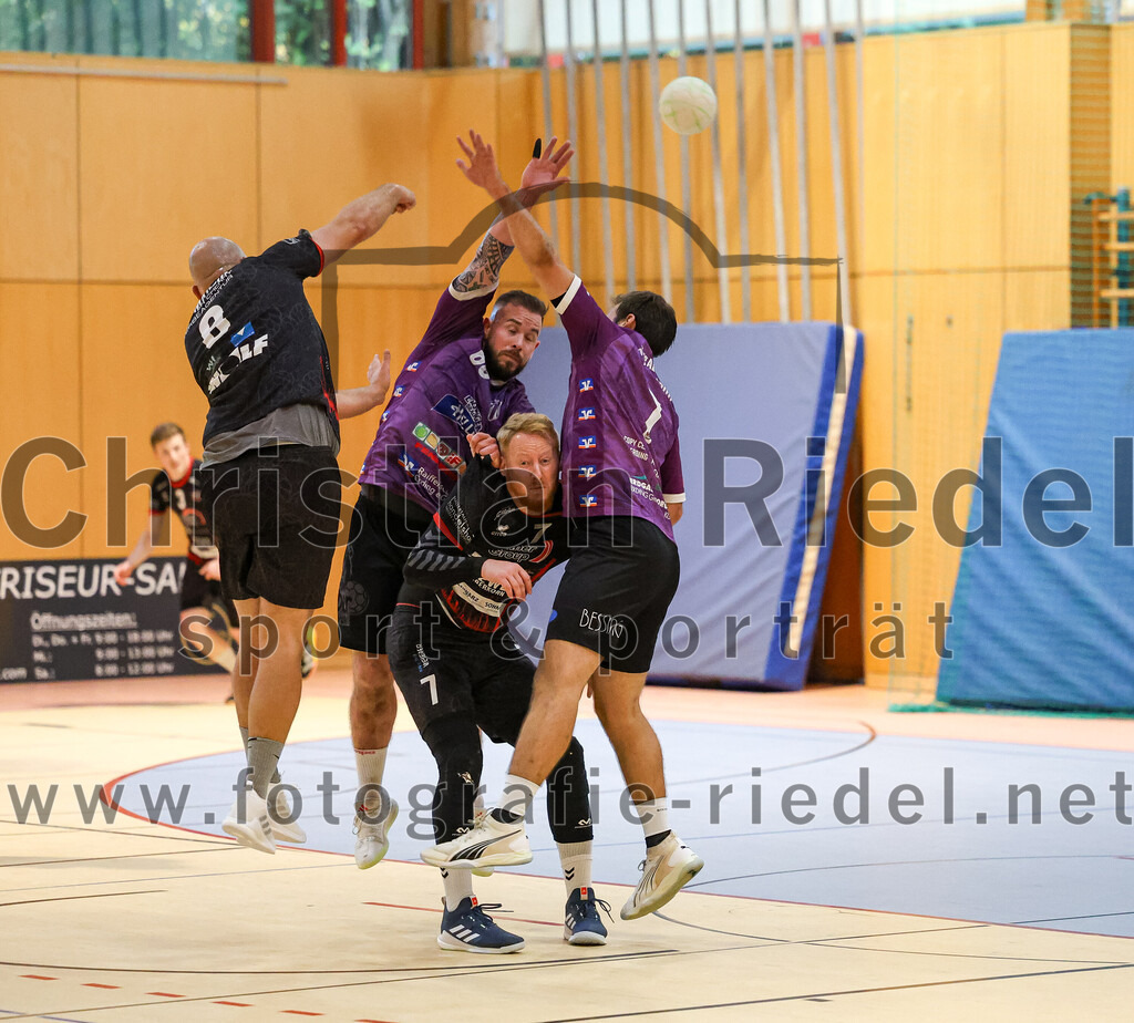 2024-09-21_030_SpVgg_Altenerding_gegen_TSV_1861_Mainburg | Erding, Deutschland, 21.09.2024:Handball, Bezirksoberliga Männer 2024 / 2025, 1. Spieltag, SpVgg Altenerding gegen TSV 1861 Mainburg, Endergebnis: 36:20Maximilian Heim (TSV 1861 Mainburg, #8), Sebastian Förster (SpVgg Altenerding, #66), Christoph Würfl (TSV 1861 Mainburg, #7), Simon Rüdiger (SpVgg Altenerding, #7)Foto: Christian Riedel / fotografie-riedel.net