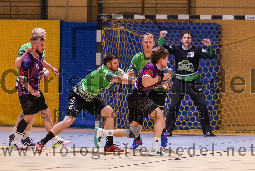 2025-03-15_043_SpVgg_Altenerding_gegen_TSV_Schleissheim | Erding, Deutschland, 15.03.2025:Handball, Bezirksoberliga Männer 2024 / 2025, 18. Spieltag, SpVgg Altenerding gegen TSV Schleißheim, Endergebnis: 32:27Sebastian Forster (SpVgg Altenerding, #13), Florian Hörath (TSV Schleissheim, #4), Kilian Jödecke (SpVgg Altenerding, #41), Torwart David Zillner (TSV Schleissheim, #30)Foto: Christian Riedel / fotografie-riedel.net