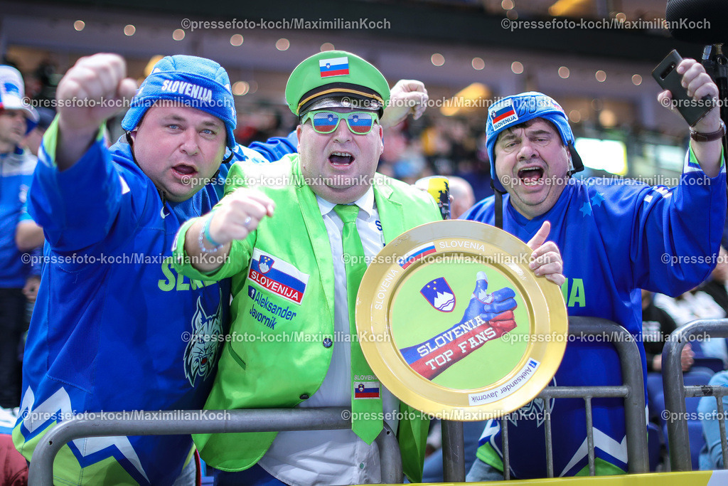 EHFEURO13012401007 | 13.01.2024, EHF EURO 2024, Männer Europameisterschaft Handball, Mercedes-Benz-Arena in Berlin, Polen - Slowenien: Die Slowenischen Fans feuern ihre Mannschaft an