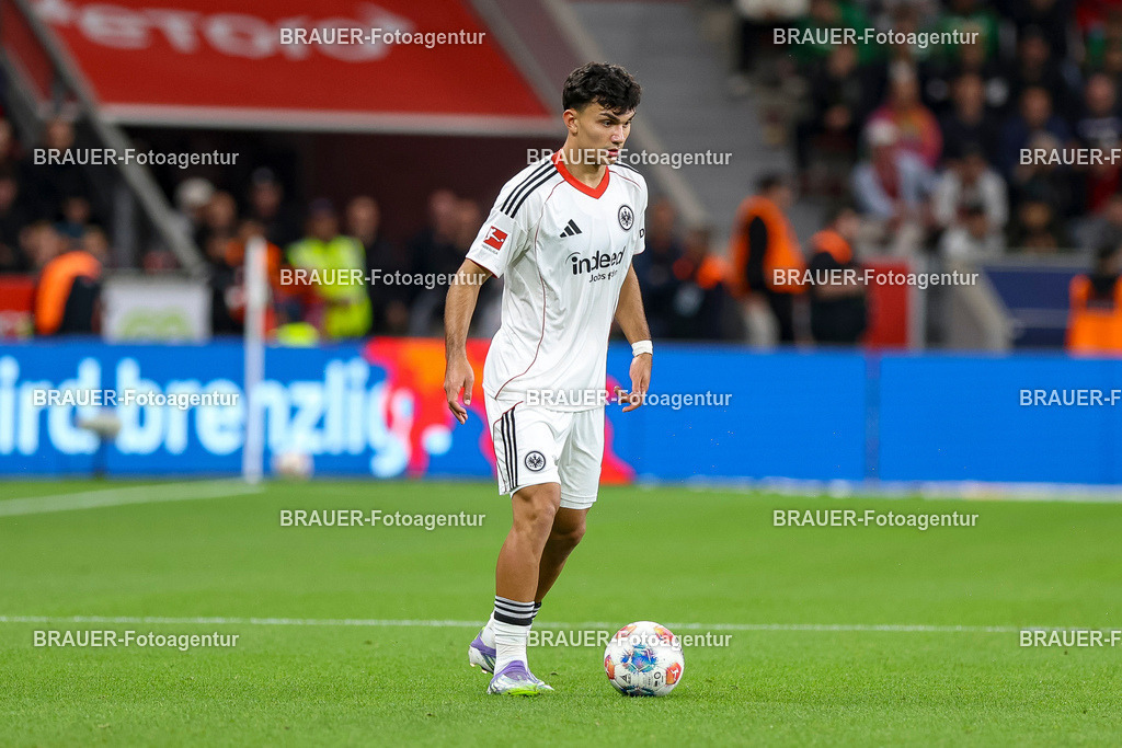 Bayer 04 Leverkusen vs Eintracht Frankfurt - Bundesliga  | Leverkusen, Deutschland, 12.09.25:   Can Yilmaz Uzun (Eintracht Frankfurt) in Aktion am Ball, Einzelaktion waehrend des Spiels der Bundesliga zwischen  Bayer 04 Leverkusen vs Eintracht Frankfurt in der BayArena(Foto von Brauer-Fotoagentur / Adrian Schlueter)