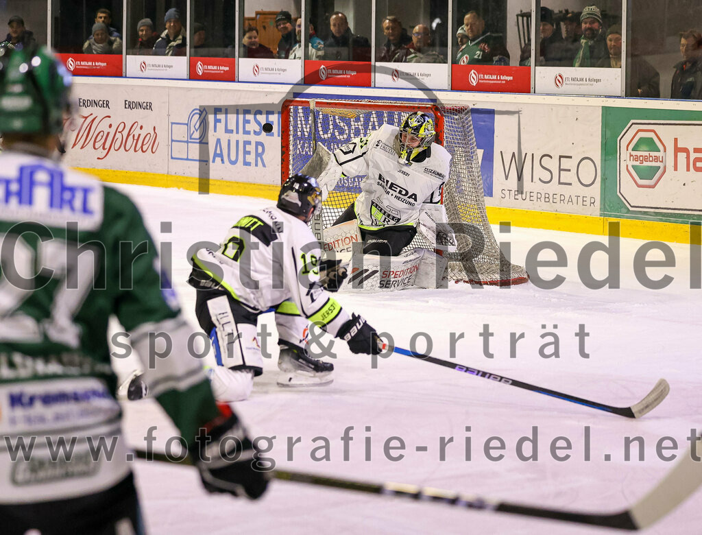 2024-02-02_135_TSV_Erding_gegen_ERSC_Amberg | Erding, Deutschland, 02.02.2024:
Eishockey, Bayernliga Vorrunde 2023 / 2024, 30. Spieltag, TSV Erding gegen ERSC Amberg, Endergebnis: 1:0

Mark Waldhausen (Erding Gladiators, #27), Kevin Schmitt (ERSC Amberg, #19), Torwart Timon Bätge (ERSC Amberg, #31)

Foto: Christian Riedel / fotografie-riedel.net