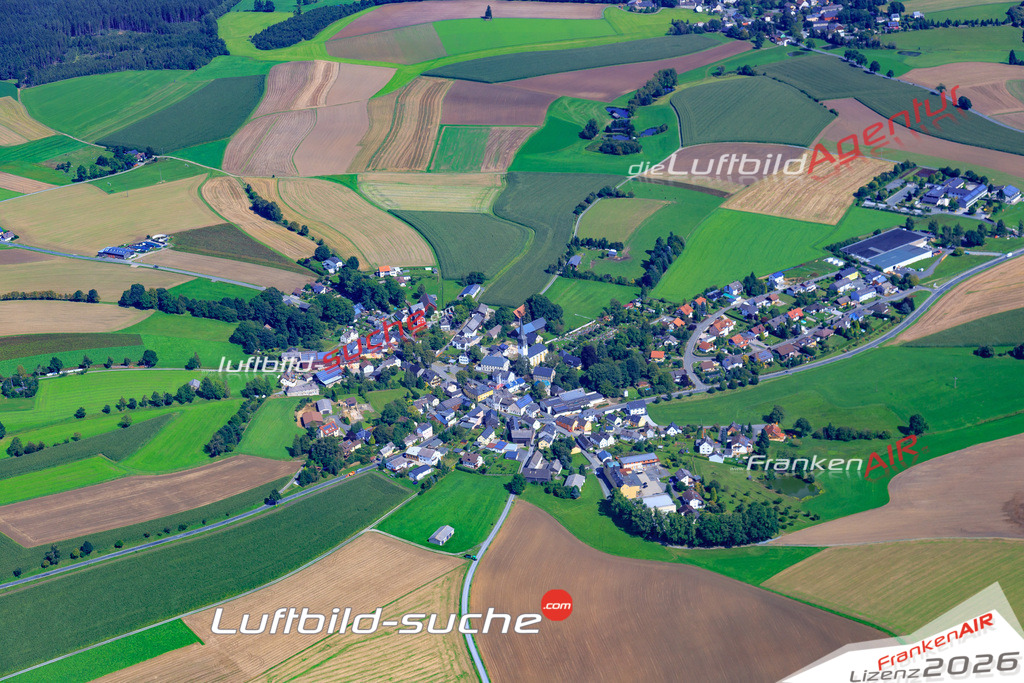 Die Luftaufnahme Ahornberg - Konradsreuth wurde 2017 mittels Flugzeug (keine Drohne) erstellt. Perfekte Schärfe und Druck- Auflösung- Garantiert!