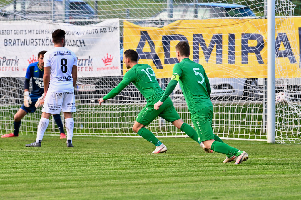 SC Landskron vs. FC Lendorf 12.11.2022 | Tor SC Landskron, #5 Lukas Anton Kofler, #19 Philipp Ronacher, #8 Florian Sixt, Jubel SC Landskron Mannschaft
