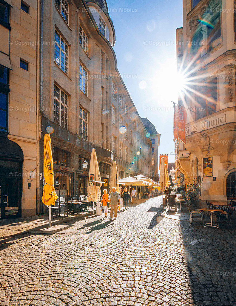 Barfußgäßchen | Das Barfußgäßchen ist eine der charmantesten Ecken Leipzigs – verwinkelte Gassen, historisches Flair, pulsierendes Leben. Als Fotograf fange ich diese besondere Atmosphäre in authentischen Momentaufnahmen ein. - Realisiert mit Pictrs.com