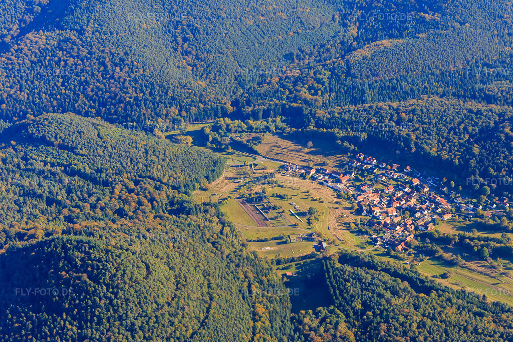 Luftbild: Dorfansicht im Pfälzerwald aus Nordwesten in Böllenborn im Bundesland Rheinland-Pfalz in Deutschland. Foto: IMG_095267.jpg vom 16.10.2016 durch Werner Riehm/FLY-FOTO.de