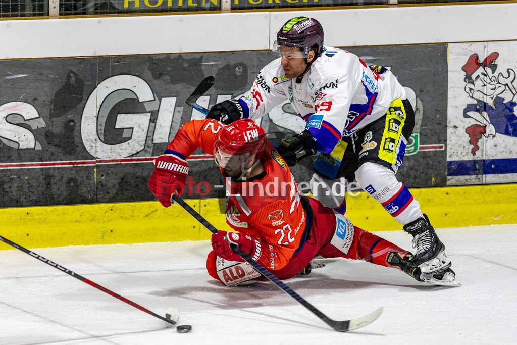 EC Peiting vs Deggendorfer SC | Eishockey Oberliga Süd 2023/2024, EC Peiting vs Deggendorfer SC, 20231119,
Duell zwischen Lukas GOHLKE (ECP 22) und Ondrej POZIVIL (DSC 25),
2023-11-19 in Peiting (Eisstadion)
22 Lukas GOHLKE (ECP 22), 25 Ondrej POZIVIL (DSC 25)
Copyright: WolfgangxLindner foto-lindner.de