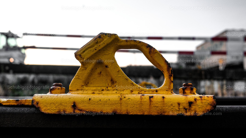 Bremsklotz | Bremsklotz auf Gleis - Realisiert mit Pictrs.com