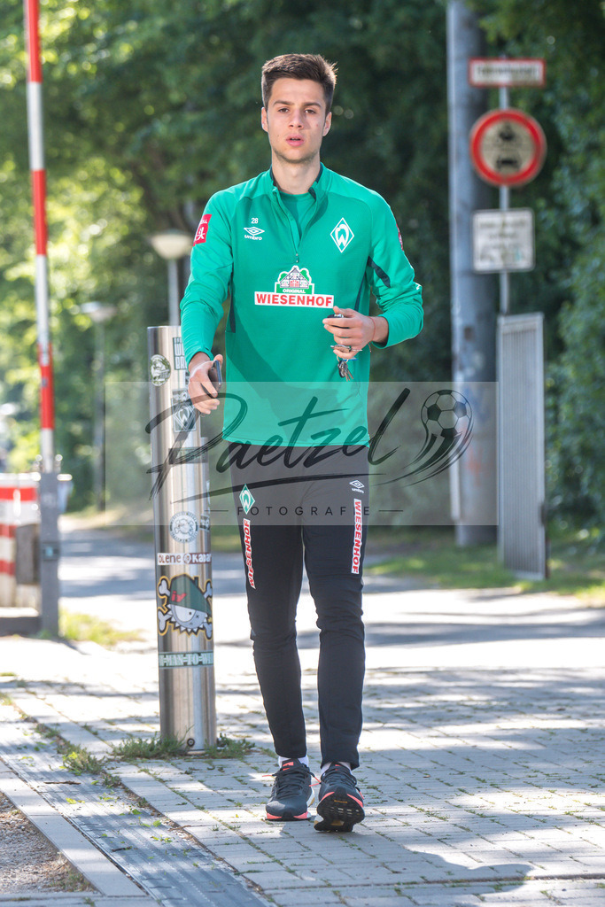 TRASVW20200521_0024 | Fussball, Herren: Ilia Gruev (Werder Bremen) schaut bei der Ankunft am wohninvest Weserstadion am 21.05.2020 in Bremen, Deutschland. - Realisiert mit Pictrs.com