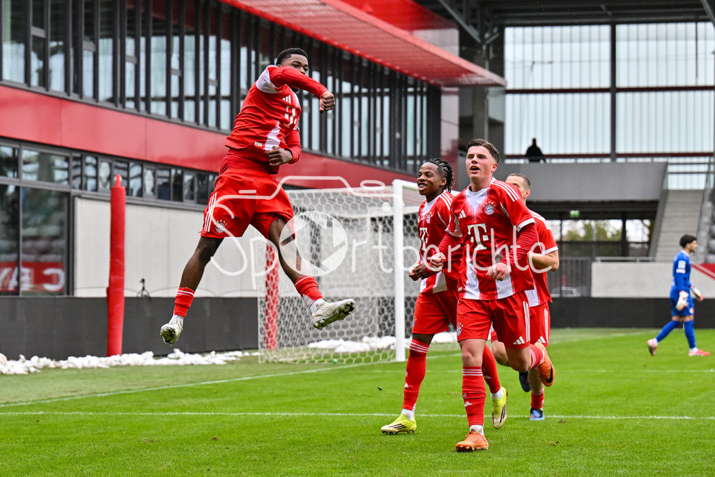 FC Bayern München - Berliner Athletik Klub | MUNICH, GERMANY - 21. FEBRUARY: Jubel der Bayern nach dem Treffer zum 3-1 durch Allen LAMBE (FC Bayern München U19 8) / Tor / Torschuetze / Freude / Happy während dem Spiel zwischen der U19 des FC Bayern München und der U19 des Berliner Athletik Klubs am 3. Spieltag der DFB-U19 Nachwuchsliga am FC Bayern Campus