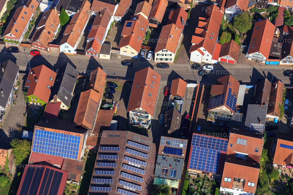 Luftbild: Scheuern mit PV-Dächern an der Rheinstr in Kandel im Bundesland Rheinland-Pfalz in Deutschland. Foto: IMG_094981.jpg vom 24.09.2016 durch Werner Riehm/FLY-FOTO.de