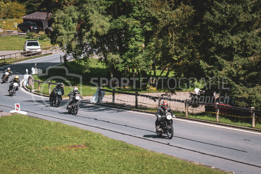 21. Arosa ClassicCar 2025 - 6. =September= 2025 | Das Feld der Motorräder an der Arosa ClassicCar 2025..@arosaclassiccar, @arosa.official, #arosaclassiccar, #arosa, #76curves, #classiccarBild: Sportfotografie Markus Aeschimann | www.markus-aeschimann.ch - Realisiert mit Pictrs.com