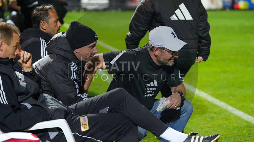 Fußball, Herren, Saison 2025/2026, Testspiel, Freundschaftsspiel, FSV 63 Luckenwalde vs. 1.FC Union Berlin, Mittwoch 08.10.2025, Werner-Seelenbinder-Stadion Luckenwalde, | Fußball, Herren, Saison 2025/2026, Testspiel, Freundschaftsspiel, FSV 63 Luckenwalde vs. 1.FC Union Berlin, Mittwoch 08.10.2025, Werner-Seelenbinder-Stadion Luckenwalde, Im Bild: Steffen Baumgart (r. Trainer 1.FC Union Berlin) bespricht sich mit seinem Trainerteam. - Realisiert mit Pictrs.com