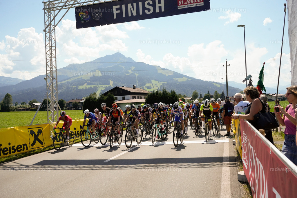 439_20230817_Bewerb_Maenner_Muehlanger | AUT - OESTERREICH, 2023-08-16: SPORT RENNRAD-FAHREN - 55. INTERNATIONALER RADWELTPOKAL IN ST. JOHANN IN TIROL  - Vintage-Radrennen mit WM-Bronze-Medaillen-Siegerin Christina Schweinberger, den Teilnehmer und Alexander Baumann (vom Orginastions-Team) - TAG 2 BEWERB MAENNER IN SECHS GRUPPEN  ; Foto: Roland Muehlanger