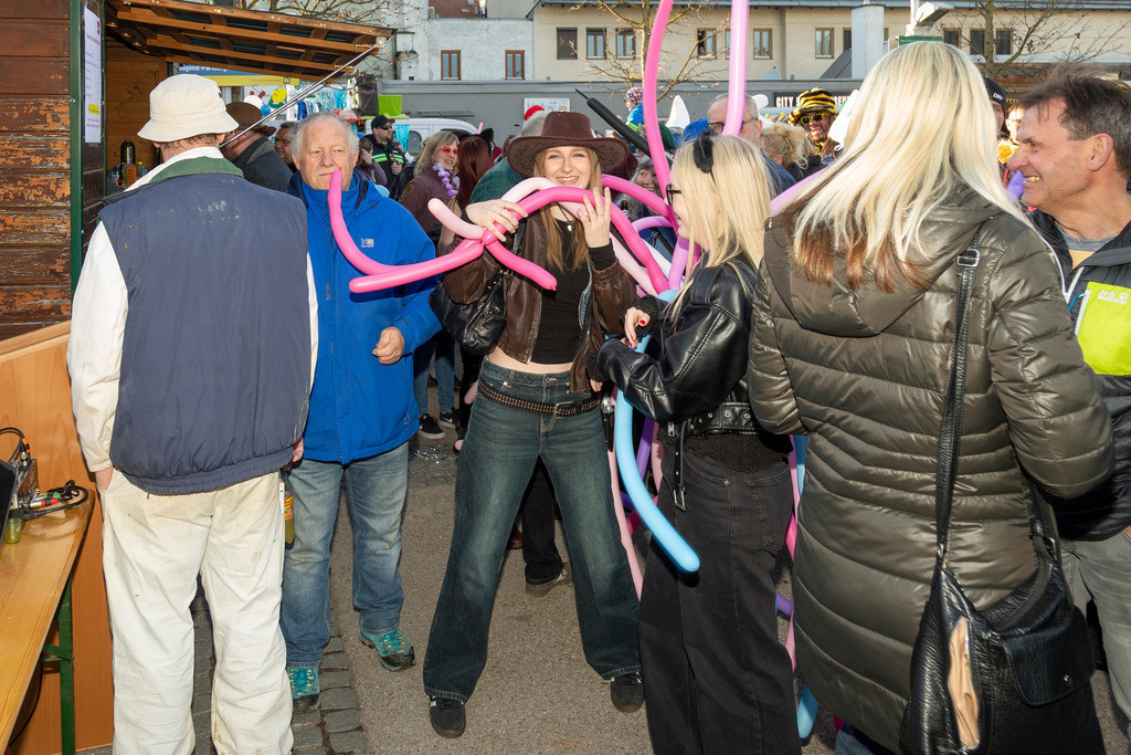 Umzug2025-234_9970 | Fotostrecke: FASCHINGSUMZUG 2025 in Loosdorf. 22 Masken(gruppen)-Teilnehmer: Loosdorfer Vereine, Wirtschaftstreibende, Gemeindeabordnungen sowie Kreditinstitute. rund 700 Besucher entlang der Hauptstrasse. Veranstaltungs-Sicherung durch Mannschaft der FF-Loosdorf mit schwerem Gerät. Maskenprämierung am EKZ-Platz durch Bgm. Thomas Vasku in den Kategorien: Bester Festwagen (Fa. gkonzept-Groissenberger; Beste Personengruppe-ASK-Loosdorf; Beste Einzelperson; Weiteste Anreise-FF Schollach;