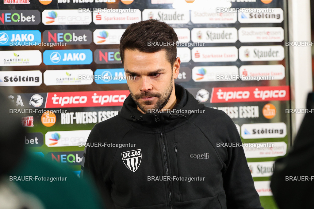 Rot-Weiss Essen - 1.Fc Schweinfurt | Essen, Deutschland, 02.11.2025 Victor Kleinhenz (1.FC Schweinfurt) schautwährend des 3.Liga Spiels zwischen  Rot-Weiss Essen und 1.Fc Schweinfurt am 02.11.2025 im Stadion an der Hafenstraße in Essen. (Foto von Timo Bluhmki-Schmidt/Brauer Fotoagentur