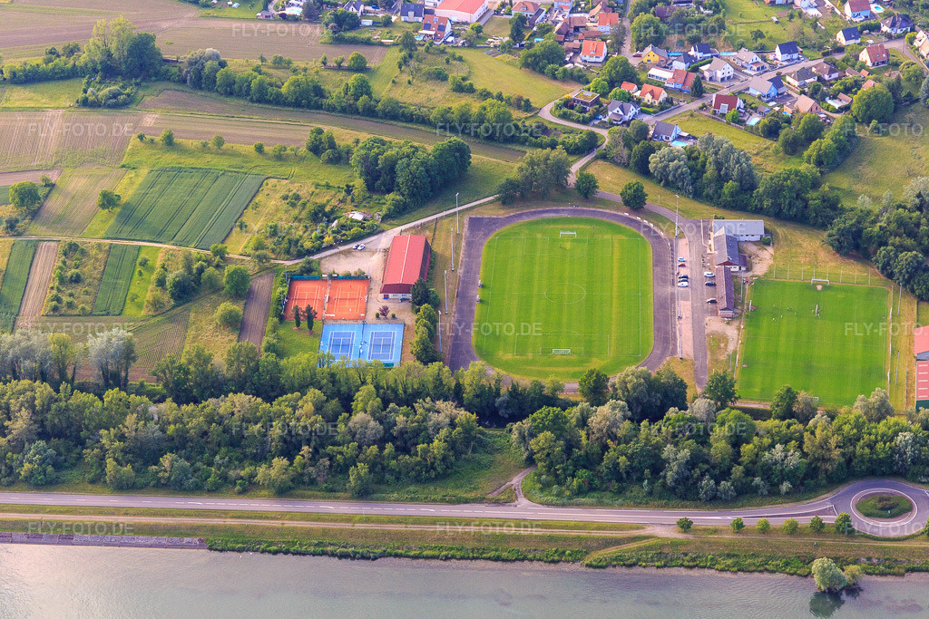 Luftbild: Tennis Club Rhinau und Football Club de Rhinau - FCR in Rhinau im Bundesland Bas-Rhin in Frankreich. Foto: IMG_147335.jpg vom 29.05.2025 durch Werner Riehm/FLY-FOTO.deCLUB.FFT.FR