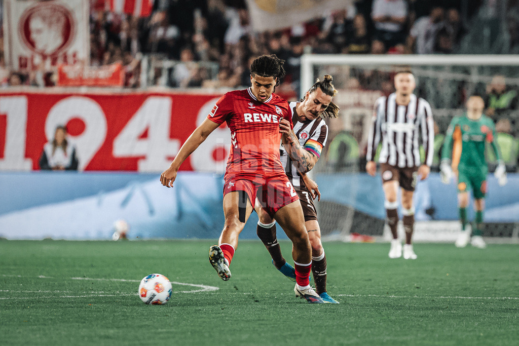 Fußball | Männer | Saison 2025/2026  | Fußball-Bundesliga | 30. Spieltag | FC St. Pauli vs. 1. FC Köln | 17.04.2026 | v.l. Jahmai Simpson-Pusey (#22, 1. FC Köln) gegen Jackson Irvine (#7, FC St. Pauli)