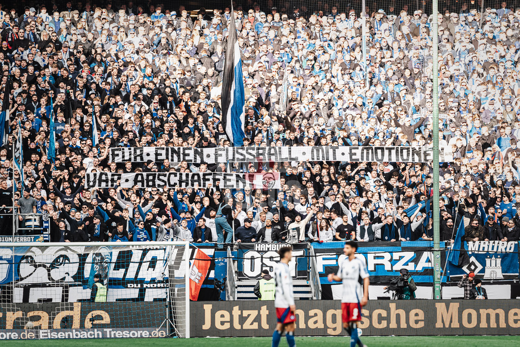 Fußball | Männer | Saison 2024/2025 | 2. Fußball-Bundesliga | 11. Spieltag | Hamburger SV vs. 1. FC Nürnberg | 03.11.2024 | Fans des HSV mit einem Transparent: Für Einen Fussball Mit Emotionen VAR Abschaffen Video Assist