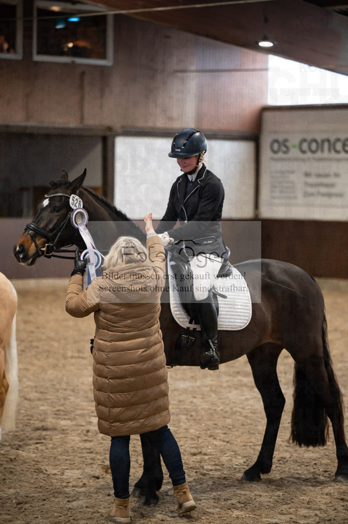 Hallenreittunier Voxtrup 2023 | Entdecke hochwertige Reitturnierfotos von Foto Oger. Professionell, emotional und authentisch – jetzt Lieblingsmomente im Shop bestellen.Deutschlandweite Turnierfotografie. - Realisiert mit Pictrs.com