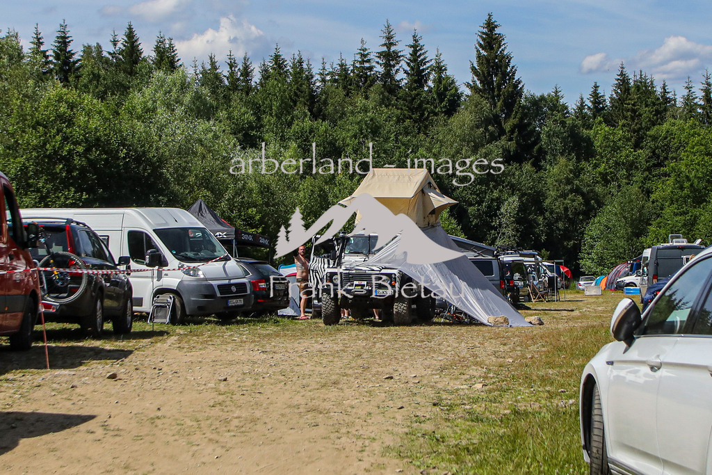 OE7A4861 | Parkplätze und Wiesen rund um den Bikepark haben sich zum Campingplatz gewandelt