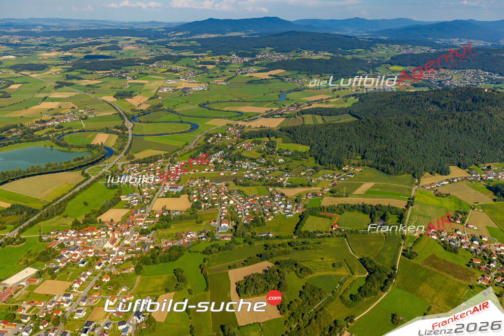 Das Luftbild zeigt : Chammünster Cham - Die Luftaufnahme wurde 2024 vom UL-Flugzeug aus erstellt ( keine Drohne ) - Hochauflösende Luftaufnahme - Für grossformatige Ausdrucke geeignet. Die Geschenkidee !Mit Lizenz und Bildrechte bestellbar