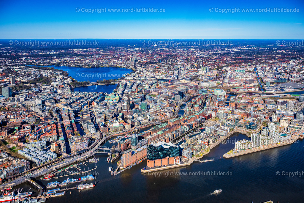 Hamburg_Hafen_Panorama_bis_Alster_ELS_4639060425 | HAMBURG 06.04.2025 Stadtansicht am Ufer des Flußverlaufes der Norderelbe im Ortsteil HafenCity mit der Elbphilharmonie in Hamburg, Deutschland. // City view on the banks of the river course of the Norderelbe in the district HafenCity with the Elbphilharmonie in Hamburg, Germany. Foto: Martin Elsen