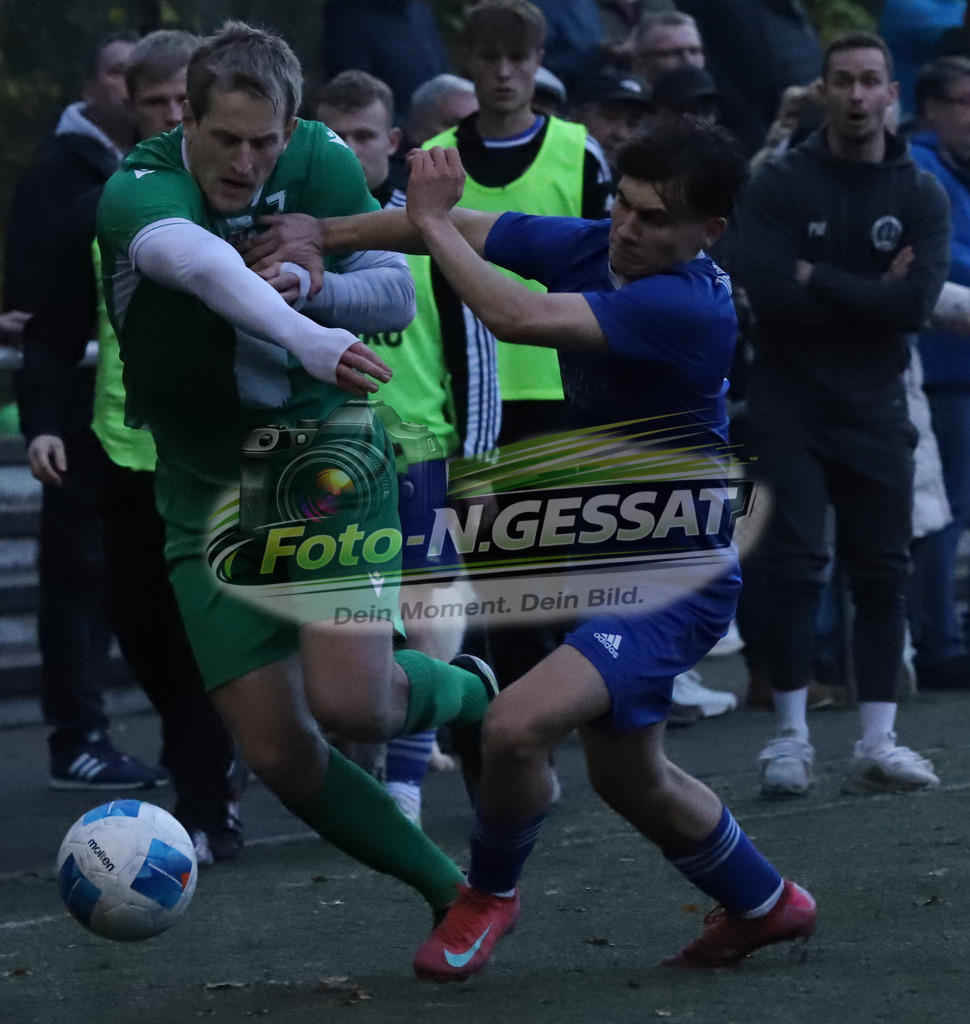 Bünder SV - TuS Bruchmühlen | Auf dem Bild zu sehen: grün Bünder SV: Volkmar Vöge ; blau TuS Bruchmühlen: Luis MantheyBünder SV, TuS Bruchmühlen, Saison 25/26, Kreisliga A, Bünde, Deutschland - Realisiert mit Pictrs.com
